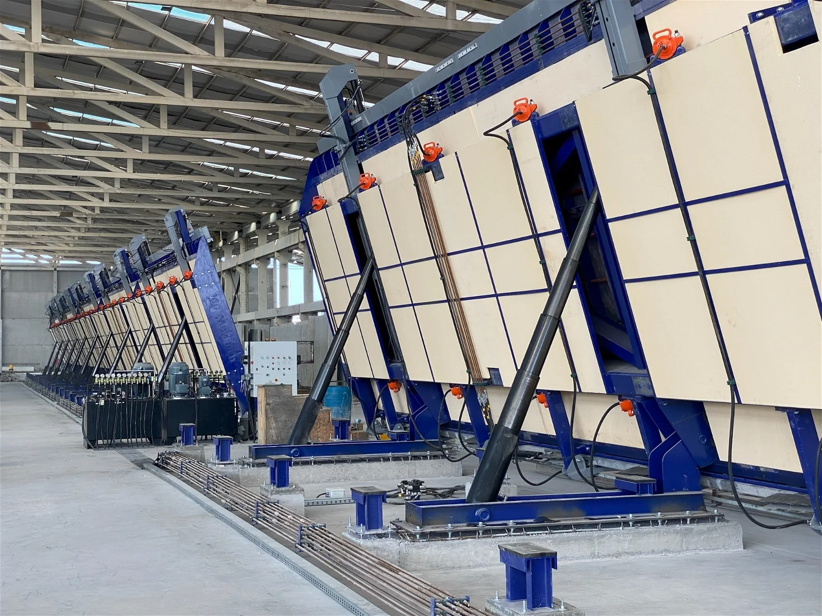 Clientes elevan producción con las mesas basculantes de Moldtech.